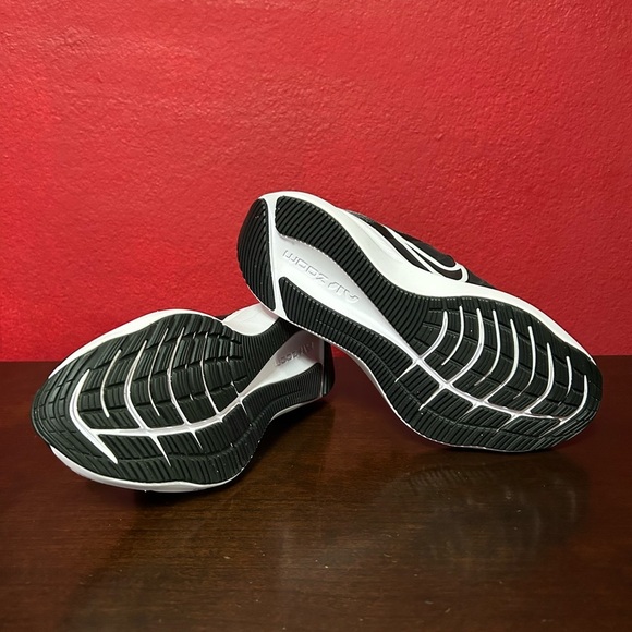 Nike air zoom women’s Black and White running shoes size 5.5 - Picture 7 of 8